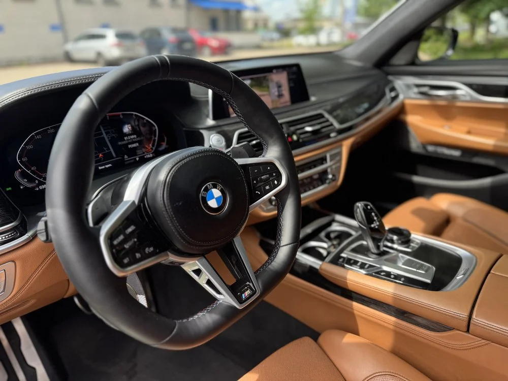 BMW 750 (Cognac)